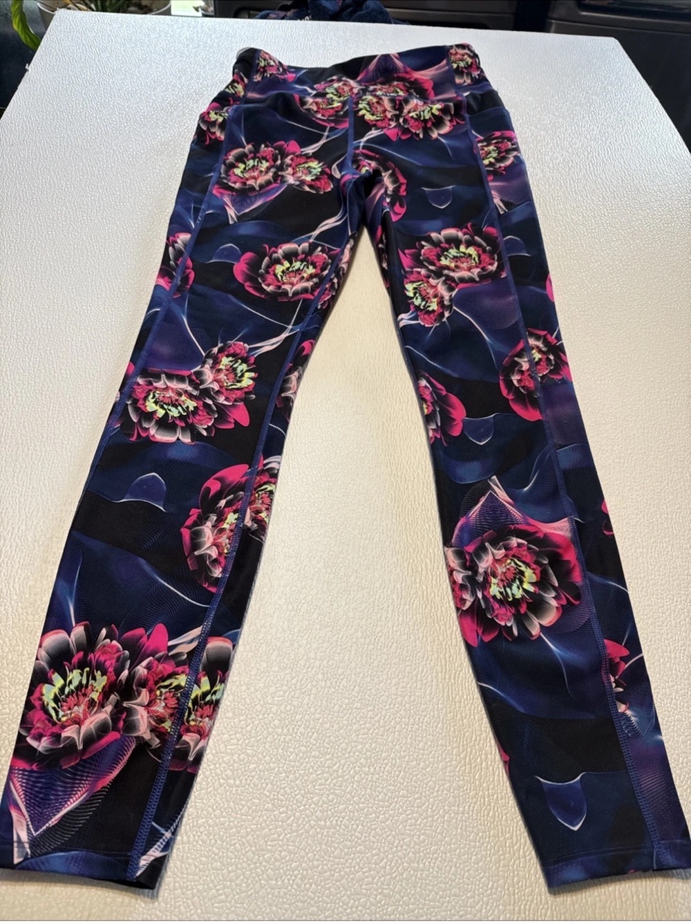 Athleta Women's Floral Fade Sonar Capri Leggings MidRise Athletic Workout Size M